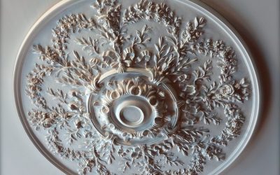 Transformer son salon avec une rosace au plafond