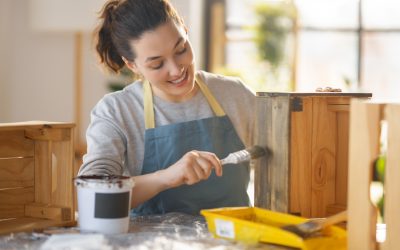 Comment faire une table de chevet avec une caisse en bois ?