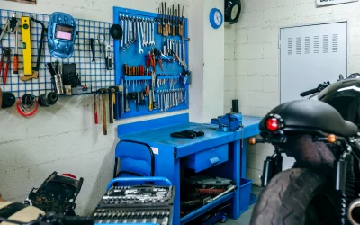 Outils et équipements pour votre propre atelier moto dans votre garage